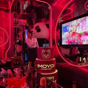 杭州繁华夜生活：KTV门口璀璨灯光实录